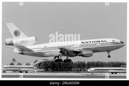 McDonnell Douglas DC-10 N83NA von National Airways (gelistet als DASH 30, hat aber eindeutig nicht das mittlere Fahrwerk der -30). Stockfoto