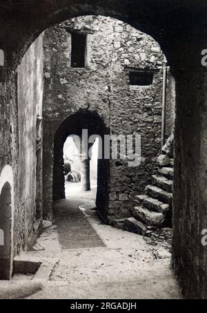 Eine ruhige Ecke in Peille, einer Gemeinde hoch oben auf einem Felsen zwischen Monaco und Menton im Departement Alpes Maritimes im Südosten Frankreichs. Stockfoto