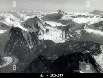 Luftaufnahme der Schweizer Alpen mit Mont Blanc, Mont Blanc de Cheilon und Grand Combin. Stockfoto