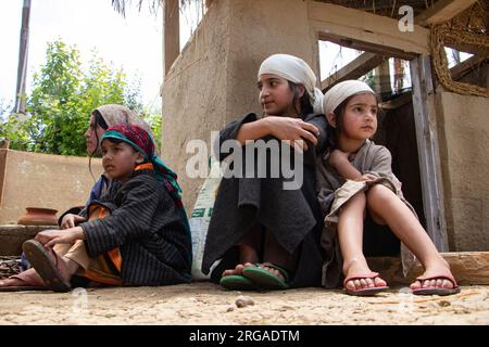 8. August 2023, Kulgam, Jammu und Kaschmir, Indien: Kashmiri-Kinder in traditioneller Kleidung nehmen am ersten „Veshaw Literary Festival“ in Kulgam, Südkaschmir, Teil. Die Veranstaltung feiert das reiche Erbe der Region mit antiken Tempeln, Sufi-Heiligen und künstlerischem Können und zeigt die fesselnde Welt der Kultur Kaschmirs und die Erzählungen von qualifizierten Handwerkern. (Kreditbild: © Adil Abbas/ZUMA Press Wire) NUR REDAKTIONELLE VERWENDUNG! Nicht für den kommerziellen GEBRAUCH! Stockfoto