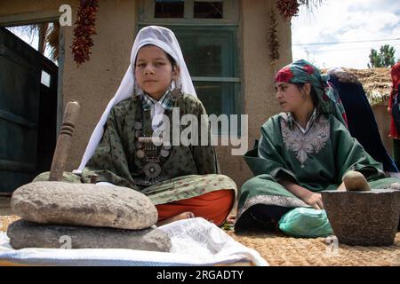 8. August 2023, Kulgam, Jammu und Kaschmir, Indien: Kashmiri-Kinder in traditioneller Kleidung nehmen am ersten „Veshaw Literary Festival“ in Kulgam, Südkaschmir, Teil. Die Veranstaltung feiert das reiche Erbe der Region mit antiken Tempeln, Sufi-Heiligen und künstlerischem Können und zeigt die fesselnde Welt der Kultur Kaschmirs und die Erzählungen von qualifizierten Handwerkern. (Kreditbild: © Adil Abbas/ZUMA Press Wire) NUR REDAKTIONELLE VERWENDUNG! Nicht für den kommerziellen GEBRAUCH! Stockfoto