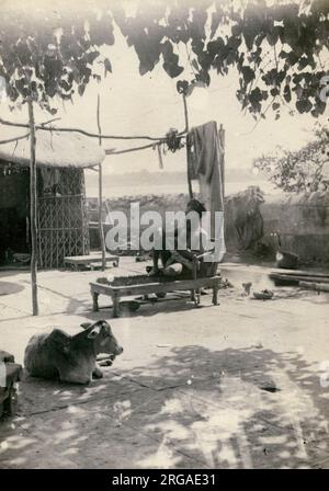 Vintage 19. Jahrhundert Fotografie - indian Fakir oder heiligen Mann auf einem Nagelbett liegen Stockfoto