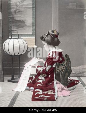 Junge Frau in kunstvoller Kimono-Lesung, Japan, c.1880, Vintage-Foto aus dem späten 19.. Jahrhundert Stockfoto