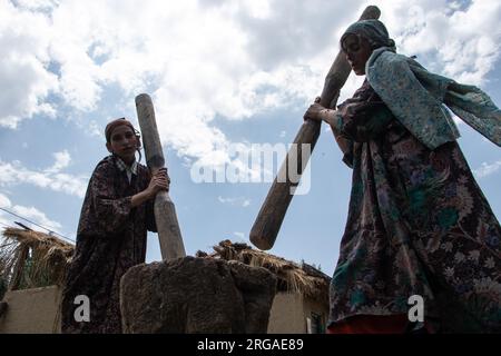 8. August 2023, Kulgam, Jammu und Kaschmir, Indien: Kashmiri-Kinder in traditioneller Kleidung nehmen am ersten „Veshaw Literary Festival“ in Kulgam, Südkaschmir, Teil. Die Veranstaltung feiert das reiche Erbe der Region mit antiken Tempeln, Sufi-Heiligen und künstlerischem Können und zeigt die fesselnde Welt der Kultur Kaschmirs und die Erzählungen von qualifizierten Handwerkern. (Kreditbild: © Adil Abbas/ZUMA Press Wire) NUR REDAKTIONELLE VERWENDUNG! Nicht für den kommerziellen GEBRAUCH! Stockfoto