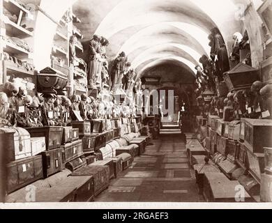 Vintage-Foto des 19. Jahrhunderts: Catacombe dei Cappuccini, um 1890. Die Kapuzinerkatakomben von Palermo sind Begräbniskatakomben in Palermo, Sizilien, Süditalien. Stockfoto
