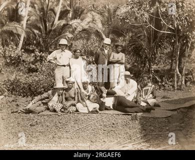 Vintage-Foto des 19. Jahrhunderts: Gruppe von Samoan-Ureinwohnern mit westlichen Männern, 'Pango Pango', Samoa. Pago Pago, die Hauptstadt des amerikanischen Samoa, umfasst eine Reihe von Küstendörfern auf der Insel Tutuila. Stockfoto