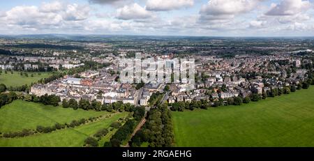 Ein unvergleichliches Stadtbild im Stadtzentrum von Harrogate mit dem öffentlichen Park Stray und viktorianischer Architektur Stockfoto