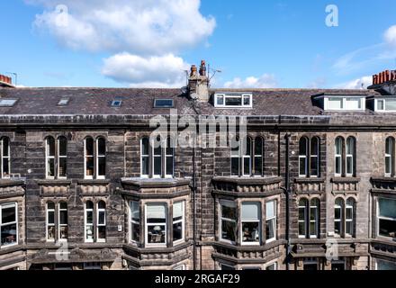 Blick von oben auf eine Reihe alter viktorianischer Stadthäuser mit vielen Stockwerken vom Keller bis zum Loft mit Kopierraum darüber Stockfoto