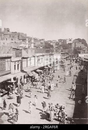 19. Jahrhundert Vintage-Foto: Principal Street Peshawar. Indien, jetzt Pakistan. Peshawar ist die Hauptstadt der pakistanischen Provinz Khyber Pakhtunkhwa und ihre größte Stadt. Stockfoto