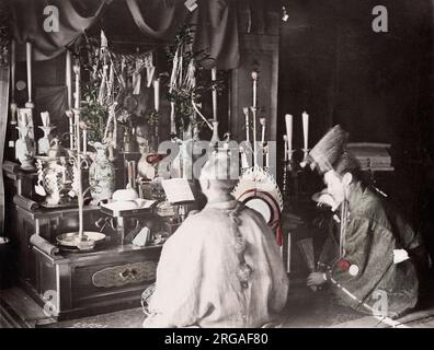 Vintage-Foto des 19. Jahrhunderts: Buddhistische Priester beim Gebet, Japan. Stockfoto