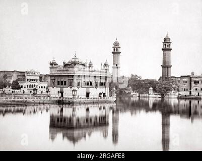 Der Harmandir Sahib oder Darbar Sahib, auch als Goldener Tempel bezeichnet, ist die heiligste Sikh Gurdwara und befindet sich in der Stadt Amritsar, Punjab, Indien Stockfoto