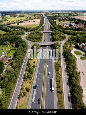 Panoramablick über einer geschäftigen Straßenkreuzung auf der Autobahn M62 in Richtung Osten in Richtung Hull im Vereinigten Königreich Stockfoto