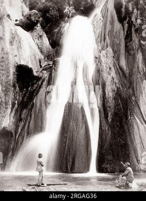 C 1890 s Indien - zwei europäische Männer vor einem Wasserfall Stockfoto