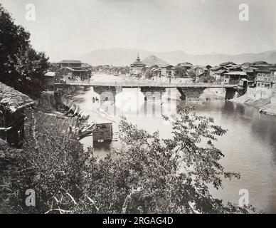 Vintage 19. Jahrhundert Fotografie - Ansicht einer Brücke über den Fluss Jhelum, Srinagar, Kaschmir, Indien Stockfoto