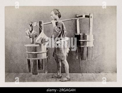 Vintage 19. Jahrhundert Fotografie - frühe fotografische Porträt aus Japan, wahrscheinlich die Arbeit der japanischen Fotografin Shimooka Renjo - Träger oder Verkäufer mit einer Ladung. Stockfoto