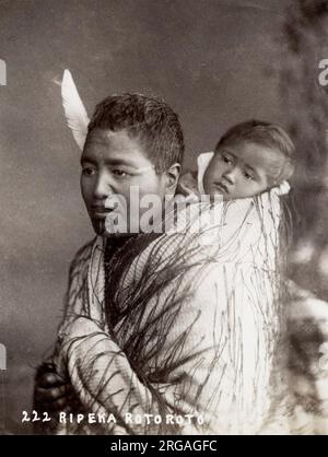 Vintage 19. Jahrhundert Fotografie - Maori Frau mit Baby auf dem Rücken, Ripeke Rotoroto, Neuseeland. Stockfoto