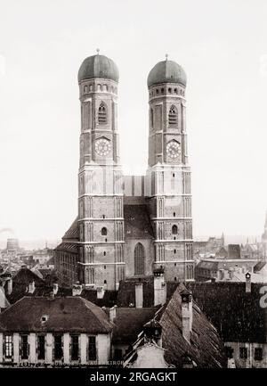 19. Jahrhundert Vintage-Foto: Die Frauenkirche ist eine Kirche in München, Bayern, Deutschland, die als Kathedrale der Erzdiözese München und Freising und Sitz ihres Erzbischofs dient. Stockfoto