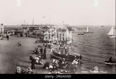 Vintage-Foto des 19. Jahrhunderts: Touristen am Strand von Southsea, England. Stockfoto