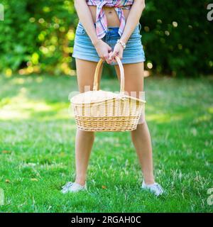 Junge Frau mit Picknickkorb Stockfoto