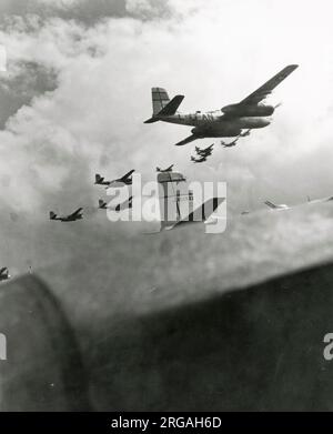 Vintage World war II Photograph - offizielles US-Militärfoto: Silhouette eines Fluges von Douglas A-26 Invader Aircraft der alliierten 386th Bomb Group, über Deutschland April 1945. Stockfoto