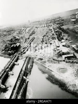 Vintage-Foto des Zweiten Weltkriegs - offizielles US-Militärfoto: Deutsche Eisenbahnbrücke nach Angriff durch alliierte Bomber. Stockfoto