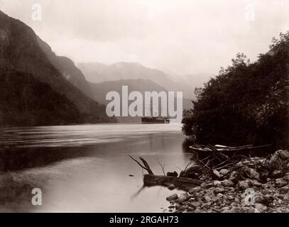 C 1890 s Vintage foto Neuseeland - Boot in den Sound bei nassen Jacke Arm Stockfoto