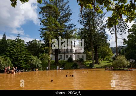 Furnas, Azoren, 21.09.2019 - Landschaftsblick und Menschen, die im Thermalsee im Park Terra Nostra in Furnas schwimmen. Sao Miguel, Azoren Stockfoto