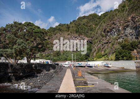 Caloura, Azoren, 19.09.2019 - Blick auf den Fischereihafen auf Caloura in Água do Pau, auf der Insel São Miguel auf den Azoren Stockfoto