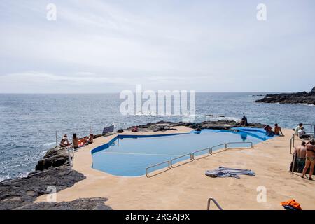 Caloura, Azoren, 19.09.2019 - Landschaftsblick über den Pool und den Atlantischen Ozean im Fischerhafen Caloura auf der Insel São Miguel auf den Azoren Stockfoto