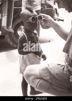 1940s Ostafrika - junger somalischer Junge mit Brille, fotografiert von einem während des Zweiten Weltkriegs in Ostafrika und im Nahen Osten stationierten Rekrutierungsbeamten der britischen Armee Stockfoto