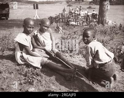 1940s Ostafrika - Kikuyu-Kinder Kenia Foto von einem britischen Rekrutierungsbeamten, der während des Zweiten Weltkriegs in Ostafrika und im Nahen Osten stationiert war Stockfoto