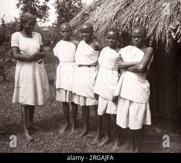 1940s Ostafrika - Kikuyu-Kinder Kenia Foto von einem britischen Rekrutierungsbeamten, der während des Zweiten Weltkriegs in Ostafrika und im Nahen Osten stationiert war Stockfoto