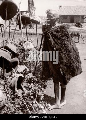 1940s Ostafrika - älterer Kikuyu-Mann, Kiamba-Reservefoto eines während des Zweiten Weltkriegs in Ostafrika und im Nahen Osten stationierten britischen Armeeoffiziers Stockfoto