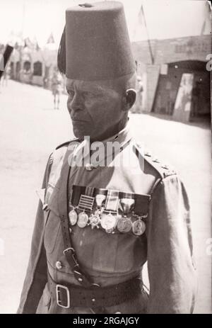 1940s Ostafrika - Soldaten in Kenia, Veteranen der afrikanischen Gewehre des Königs Foto eines britischen Armeeanwärters, der während des Zweiten Weltkriegs in Ostafrika und im Nahen Osten stationiert war Stockfoto