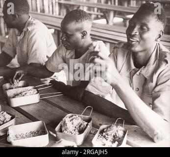 1940s Ostafrika-Armee - Askari-Soldaten bei einer Mahlzeit, Kenia Foto von einem während des Zweiten Weltkriegs in Ostafrika und im Nahen Osten stationierten Rekrutierungsbeamten der britischen Armee Stockfoto