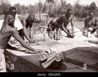 1940s Ostafrika - askari-Soldaten waschen Kleidung Foto von einem britischen Armee Rekrutierungsoffizier in Ostafrika und dem Nahen Osten während des Zweiten Weltkriegs stationiert Stockfoto