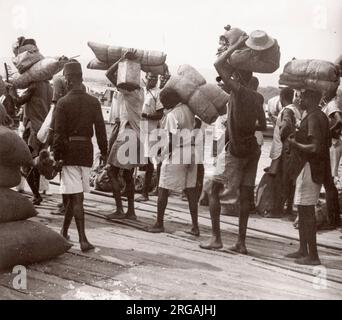 1940s Ostafrika - Passagierfähre Robert Coryndon, die zwischen Uganda und dem belgischen Kongo (heute DR Kongo) über den Albert-See fuhr, fotografiert von einem während des Zweiten Weltkriegs in Ostafrika und im Nahen Osten stationierten britischen Rekrutierungsbeamten Stockfoto