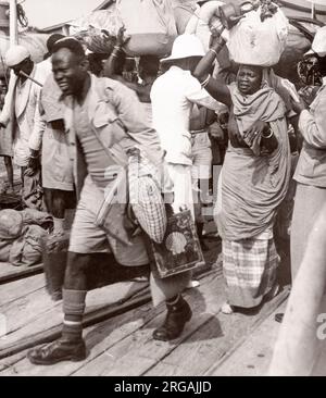 1940s Ostafrika - Passagierfähre Robert Coryndon, die zwischen Uganda und dem belgischen Kongo (heute DR Kongo) über den Albert-See fuhr, fotografiert von einem während des Zweiten Weltkriegs in Ostafrika und im Nahen Osten stationierten britischen Rekrutierungsbeamten Stockfoto