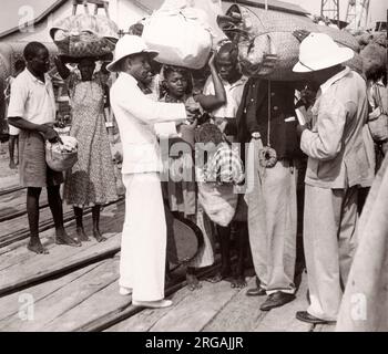 1940s Ostafrika - Passagierfähre Robert Coryndon, die zwischen Uganda und dem belgischen Kongo (heute DR Kongo) über den Albert-See fuhr, fotografiert von einem während des Zweiten Weltkriegs in Ostafrika und im Nahen Osten stationierten britischen Rekrutierungsbeamten Stockfoto