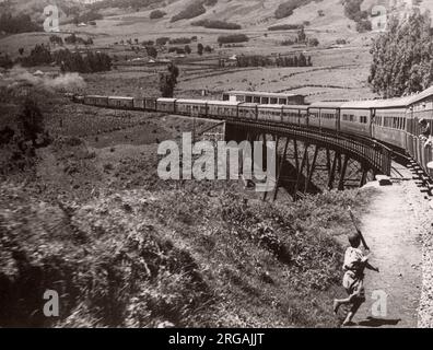 1940s Ostafrika - Zug fährt über den Limuru-Steilkamm, Kenia Foto eines britischen Armeeoffiziers, der während des Zweiten Weltkriegs in Ostafrika und im Nahen Osten stationiert war Stockfoto