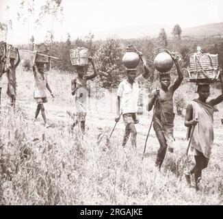 1940s Ostafrika - Uganda - Wasserträger Ankole-Foto eines während des Zweiten Weltkriegs in Ostafrika und im Nahen Osten stationierten britischen Armeeanwärters Stockfoto