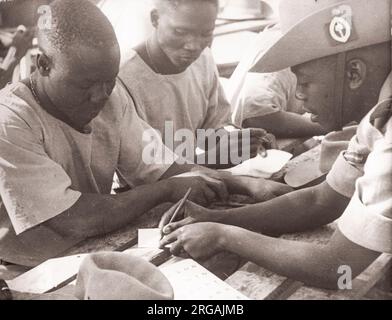 1940s Ostafrika - Trainingslager in Kenia für afrikanische Rekruten in der britischen Armee - Englisch-Unterrichtsfoto eines britischen Armeeoffiziers, der während des Zweiten Weltkriegs in Ostafrika und dem Nahen Osten stationiert war Stockfoto