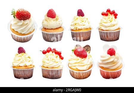 Isoliert auf weißem Hintergrund mit Erdbeertörtchen mit Vanille-Frischkäse-Zuckerguss und frischen Beeren, png Stockfoto
