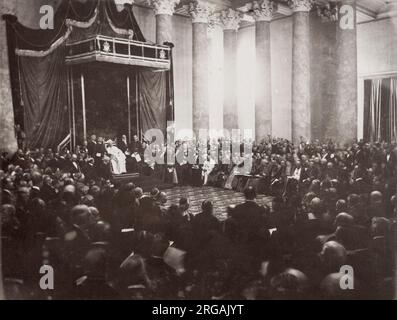 Vintage 19. Jahrhundert Foto - päpstlichen religiösen asesmbly im Vatikan, einschließlich des Papstes - angesichts der Bilddatum, fast sicher Poe Leo XIII.. Stockfoto