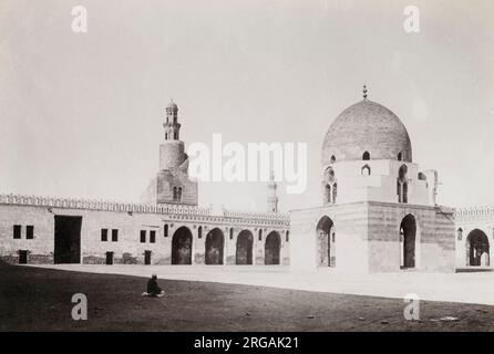 Oldtimer-Foto aus dem 19. Jahrhundert - Ibn Toulon Mosue, Kairo, Ägypten, c.1890. Die Moschee von Ibn Tulun befindet sich in Kairo, Ägypten. Stockfoto