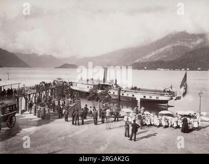 Vintage Foto aus dem 19. Jahrhundert - Vergnügungsboot am Ufer des Comer Sees in Bellagio. Stockfoto