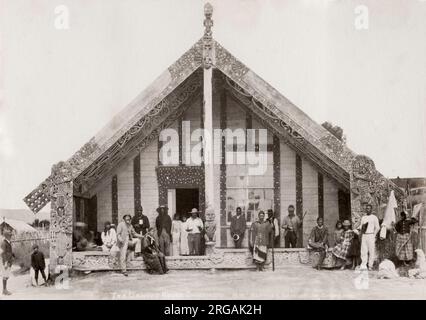 Vintage 19. Jahrhundert Foto - geschnitztes Maori Haus mit Maori Gruppe außerhalb, Ohinemutu, Neuseeland. Stockfoto