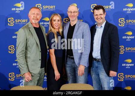 München, Deutschland, 08., August 2023. Sportdeutschland.TV. Pressekonferenz mit Bjoern Beinhauer (CEO) und dem Kommentarteam des On-Air-Teams für die bevorstehenden US Open 2023 Tennis Championships in New York, Boris Becker, Antonia Wisgickl, Matthias Stach und Marcel Meinert Dienstag, den 8. August 2023. © Juergen Hasenkopf / Alamy Live News Stockfoto