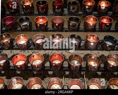 Gebetskerzen in der katholischen Kirche San Miguel in Santa Fe, NM Stockfoto