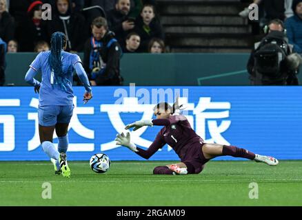 Adelaide, Australien. 8. Aug. 2023. Der marokkanische Torhüter Khadija Er-Rmichi (R) spart während der Runde 16 zwischen Frankreich und Marokko bei der FIFA Frauen-Weltmeisterschaft 2023 in Adelaide, Australien, am 8. August 2023. Kredit: Li Yibo/Xinhua/Alamy Live News Stockfoto